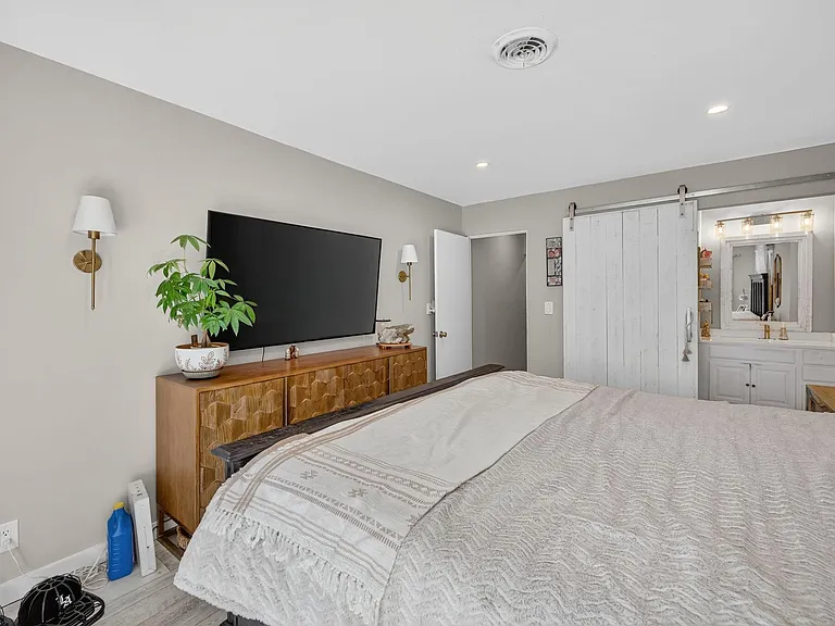 1570 NE 30th Pl — Photo 29