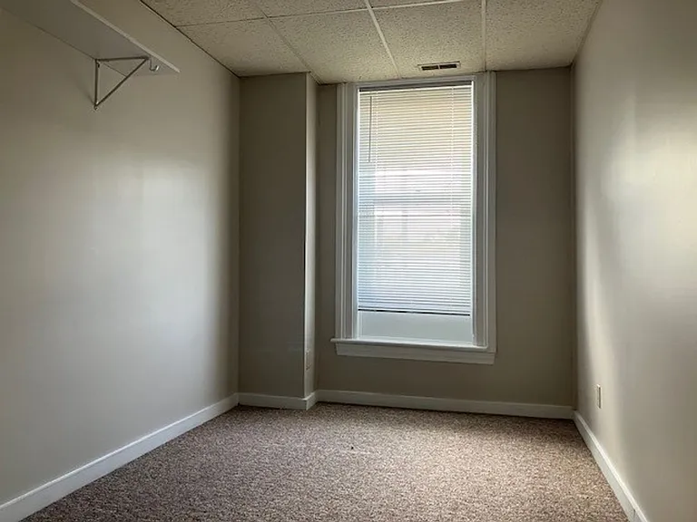121 E Chestnut St — Photo 10