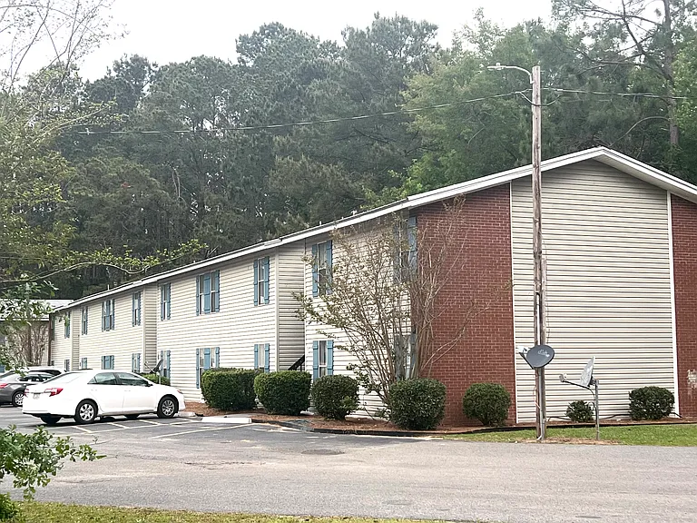 Fitz Carlton Apartments — Photo 13
