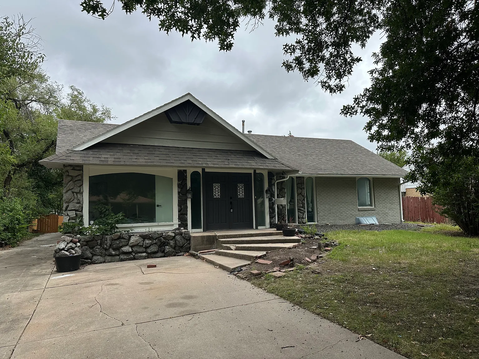 8 bed, 4500 sqft, $3,250 — Photo 2