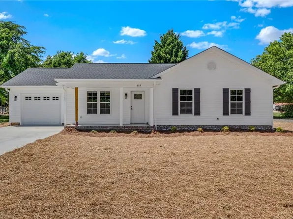 859 W Lee Ave, Yadkinville, NC 27055