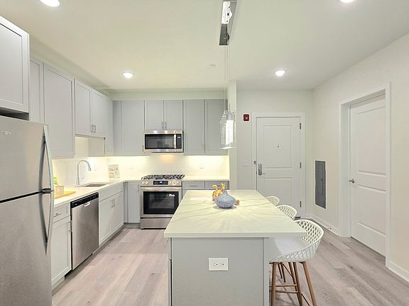 3rd image of 135-137 Fairfield Rd #100