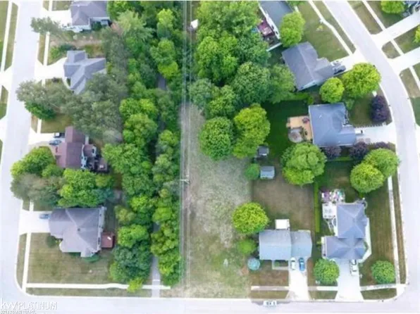 2863 Hidden Lake Dr, Kimball, MI 48074