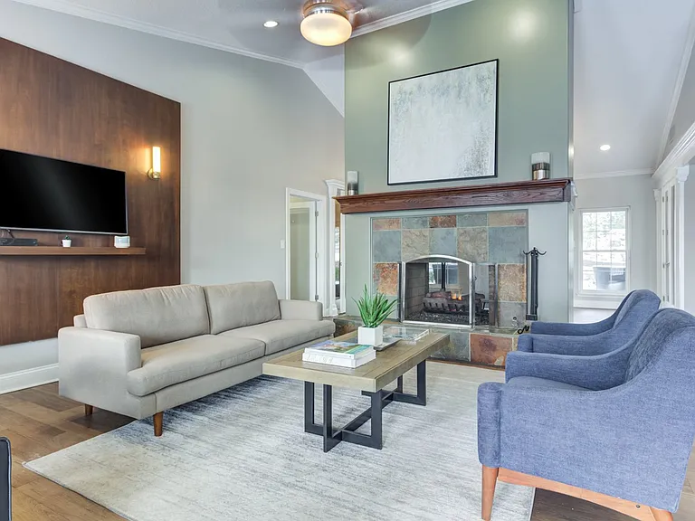 The Lakes of Schaumburg Apartment Homes — Photo 22