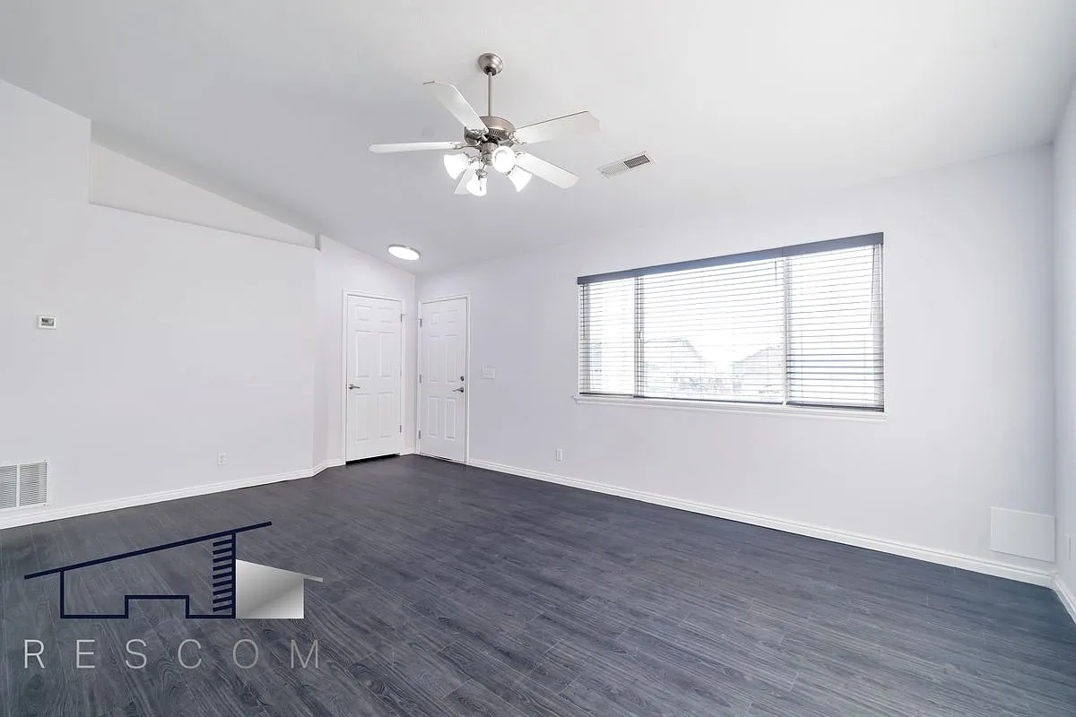 3 bed, 2.0 bath, 1384 sqft, $2,150 — Photo 4
