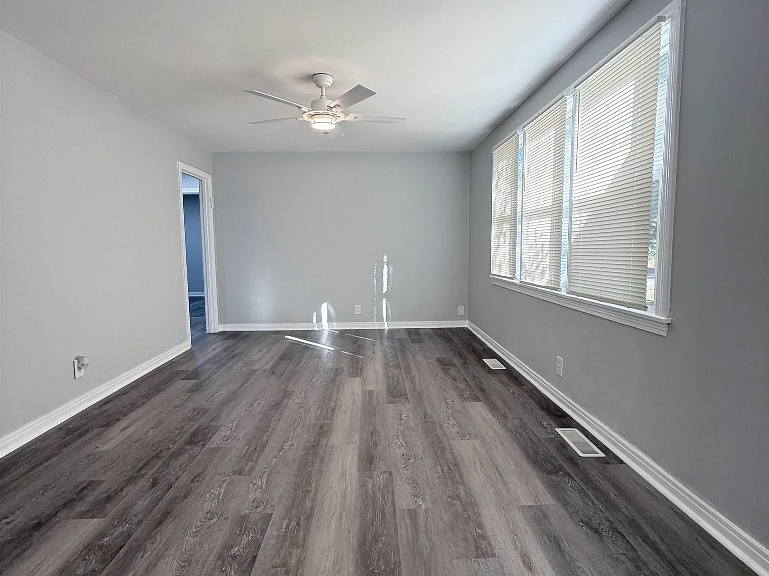 3 bed, 1.0 bath, 1118 sqft, $1,350 — Photo 3