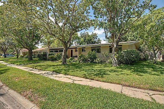 4th image of 410 Dolphin Ln