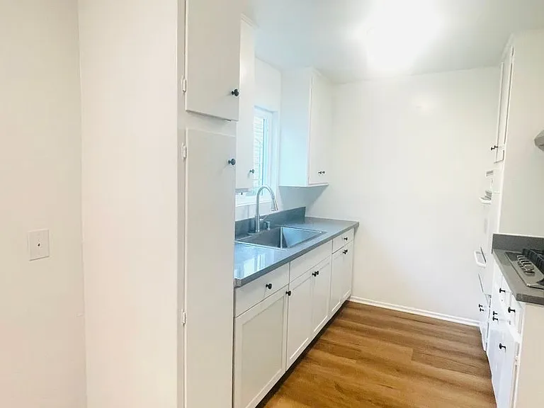 2120 N Ventura Rd — Photo 1