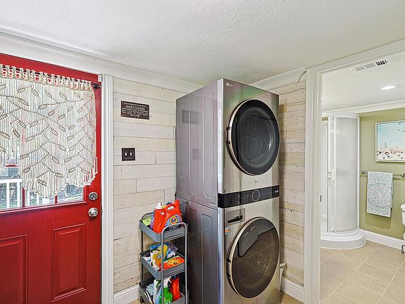 washer/dryer included