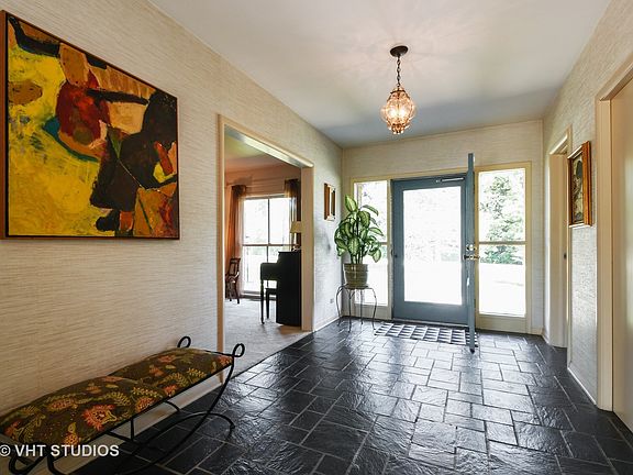 3rd image of 17 Graymoor Ln