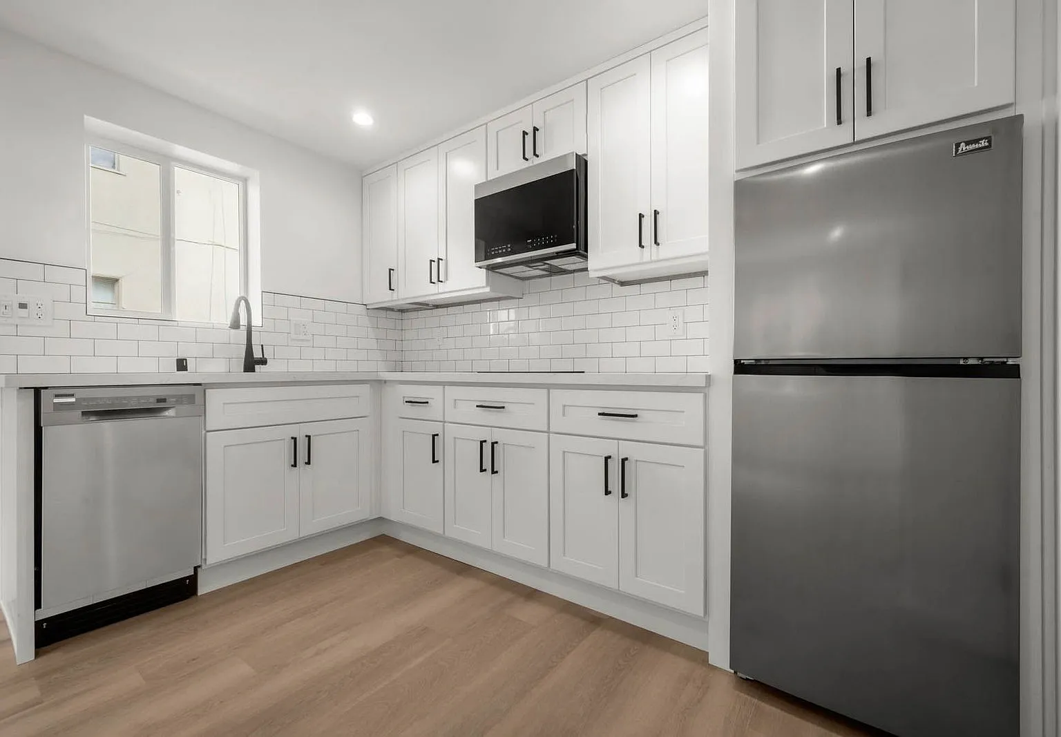 1 bed, 1.0 bath, 400 sqft, $1,472 — Photo 3