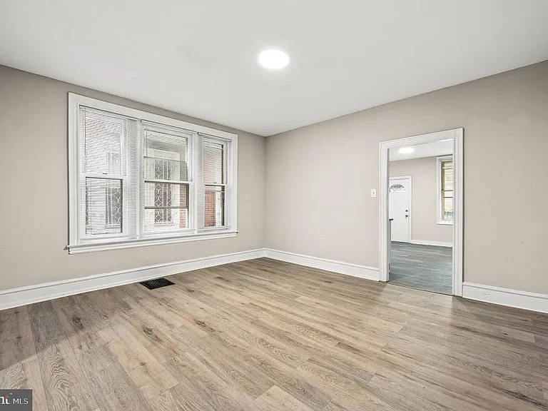 5011 Larchwood Ave — Photo 6