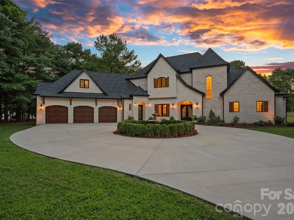 152 Forum Dr, Mooresville, NC 28117