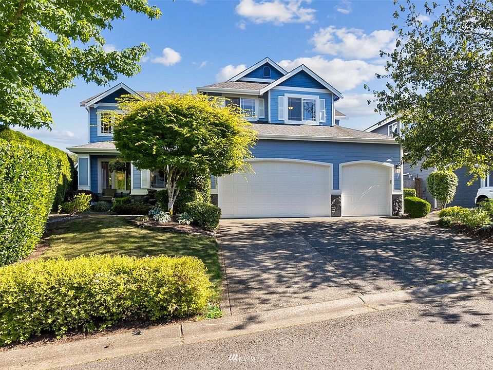 New exterior paint, 3 car garage.>