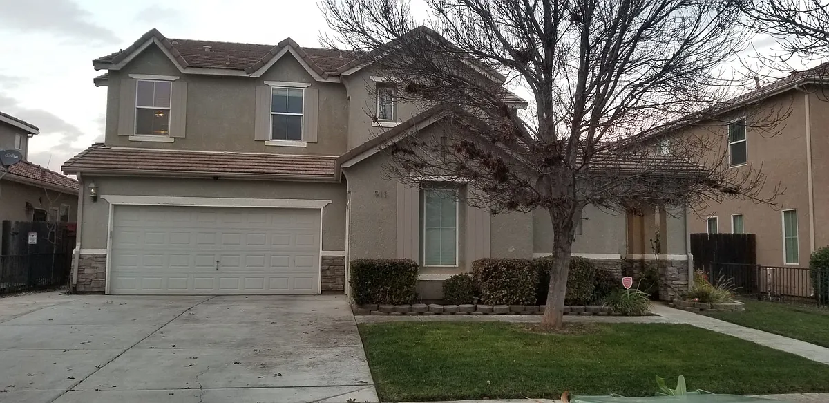 Photo 2 of 2 - 911 Azalea Ct - Los Banos, CA Building Photo - 911 Azalea Ct