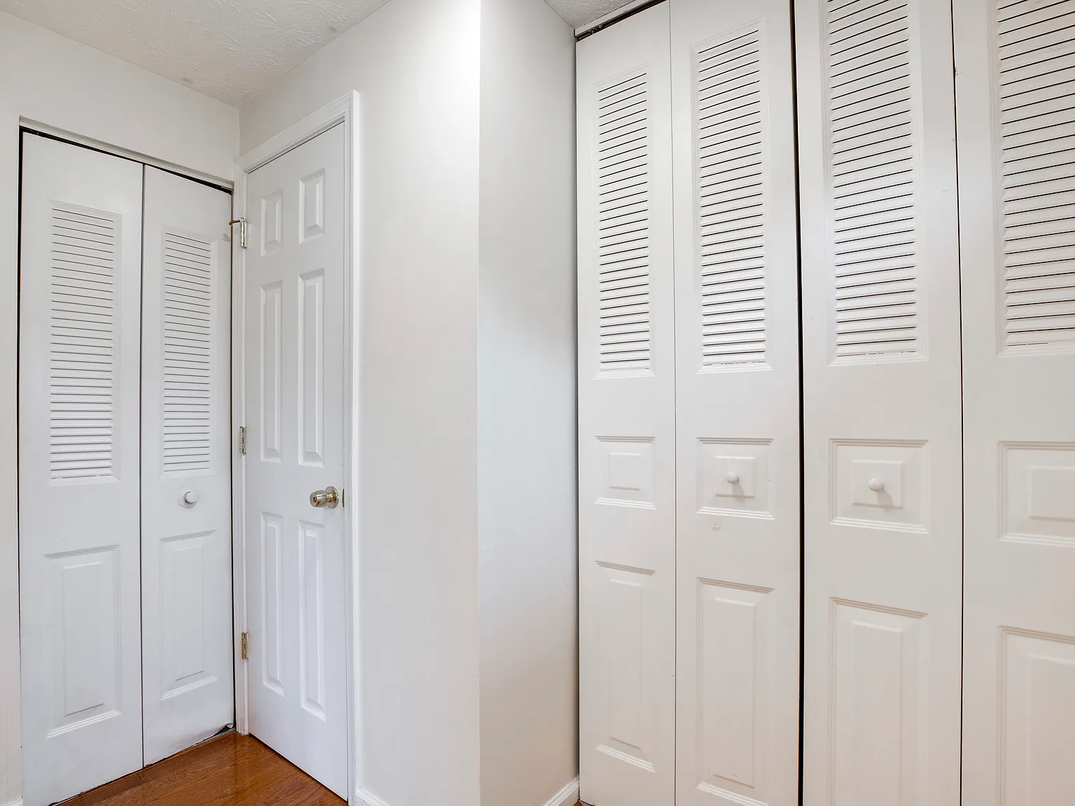 3 bed, 2.5 bath, 1220 sqft, $3,150 — Photo 2
