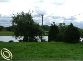 8061 Woodland Shore Dr, Brighton, MI 48114