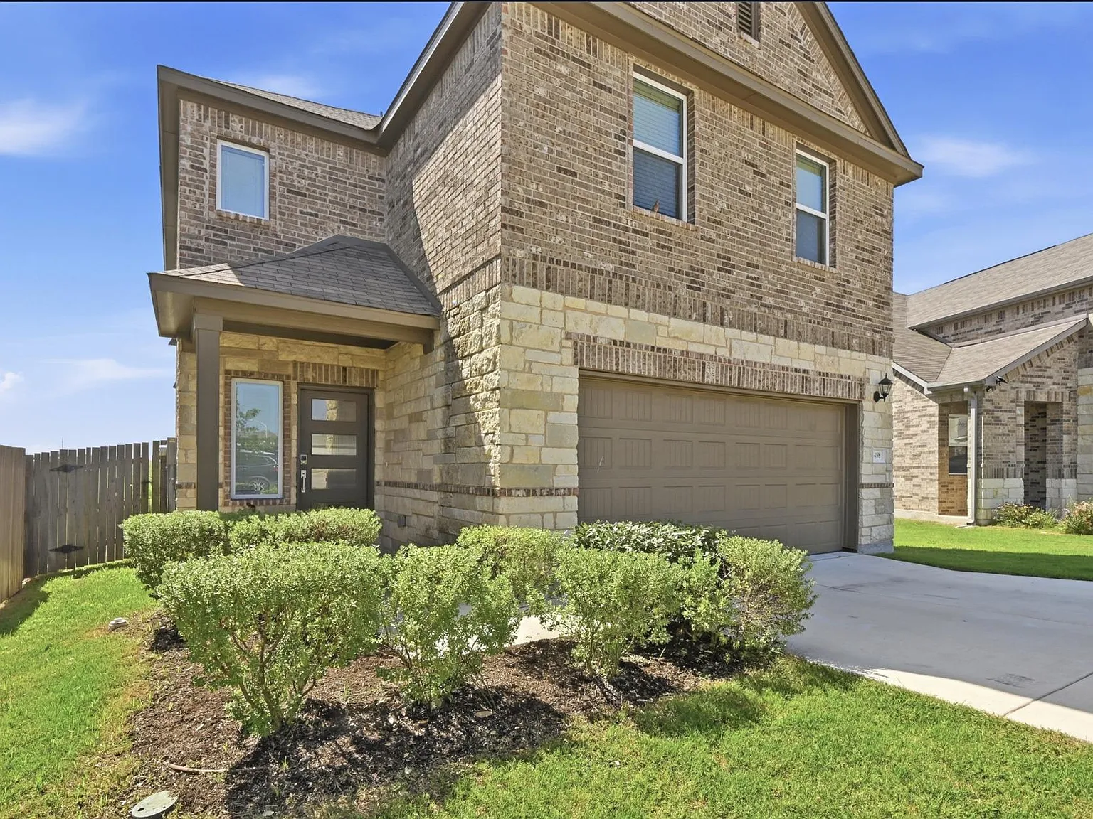 4 bed, 2.5 bath, 2161 sqft, $2,450 — Photo 2