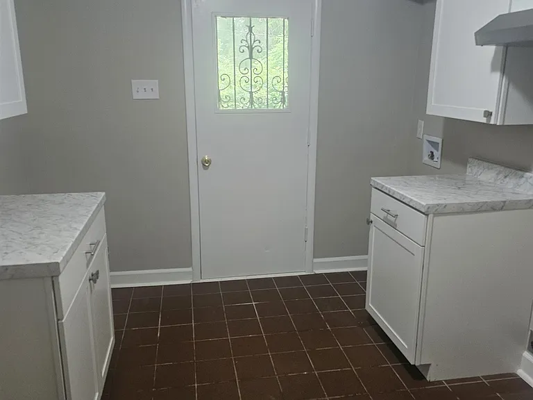 1725 Claire Ave — Photo 6