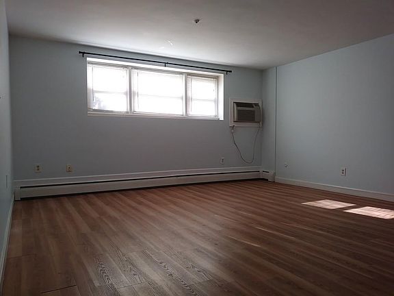 3rd image of 114 Willard St APT 1