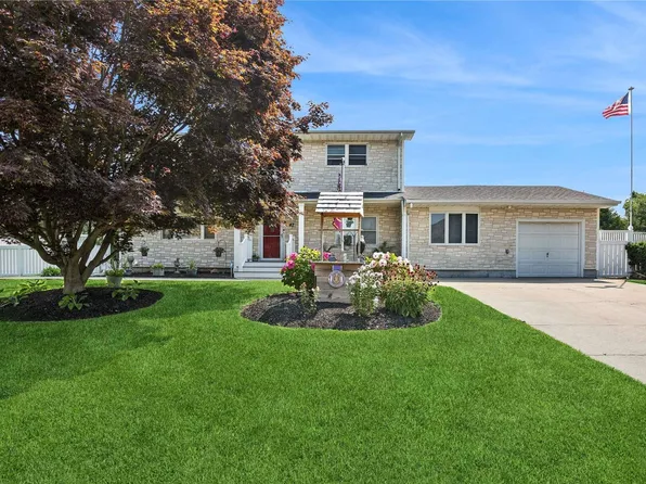 42 Camille Lane, East Patchogue, NY 11772