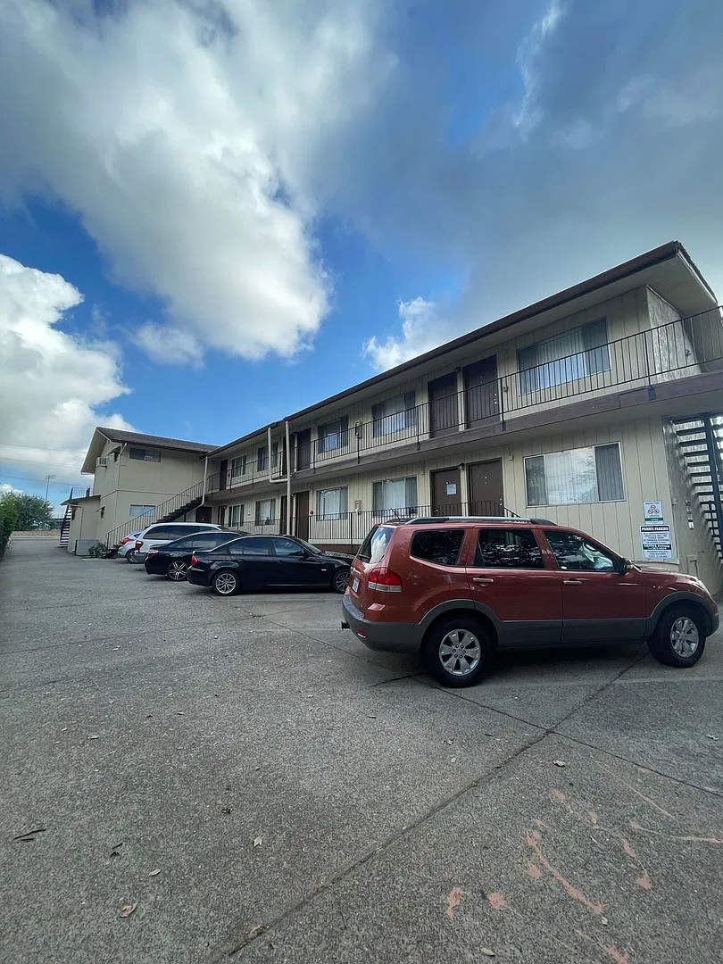 OL2445 — Photo 1
