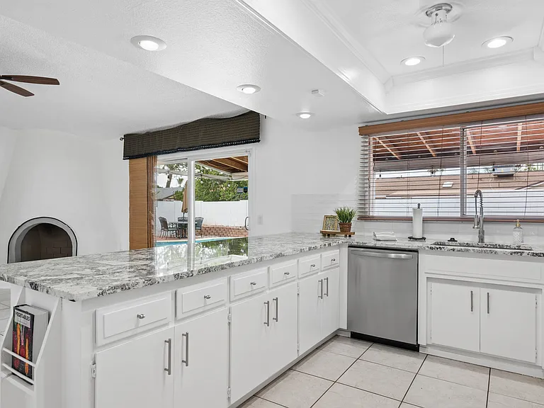 2319 E Loma Vista Dr — Photo 14