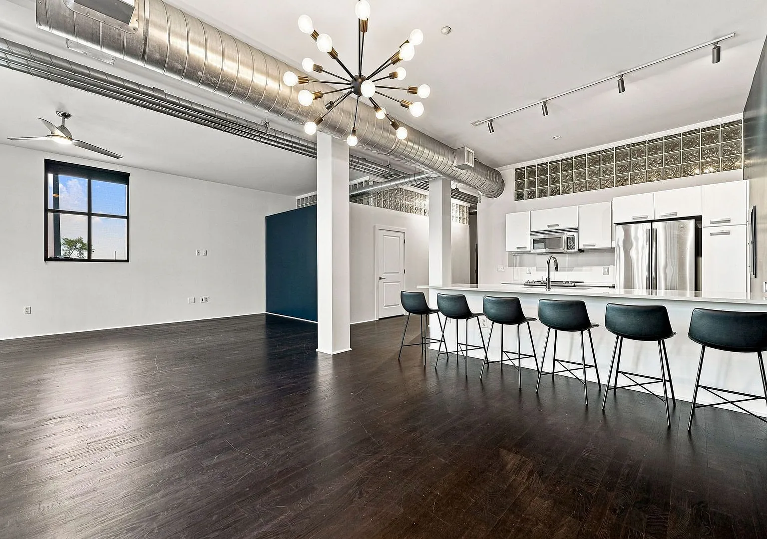 2 Bedroom, 2 Bath Modern Condo In Ballpark District! — Photo 2