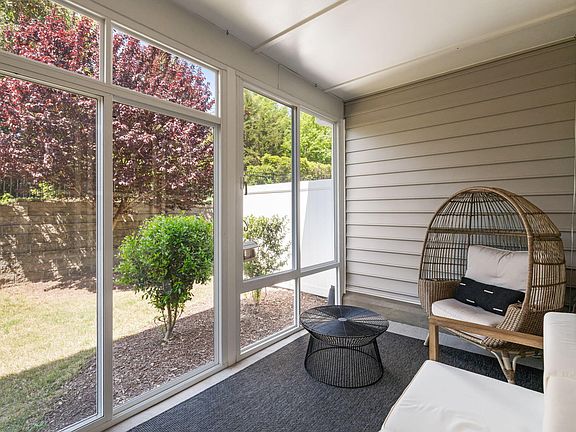 5th image of 307 Acorn Hollow Pl