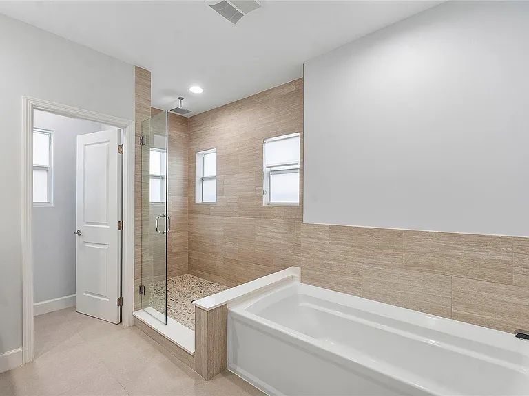 825 NE 17th Way — Photo 14