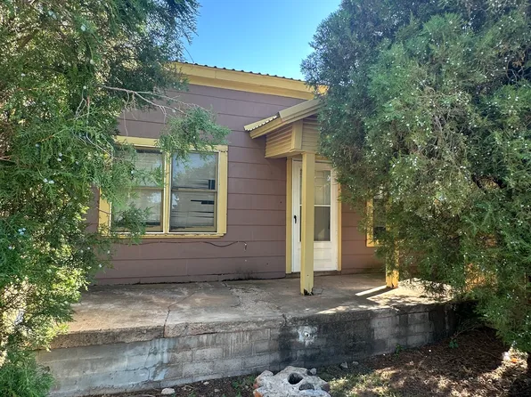 905 Avenue I NW, Childress, TX 79201