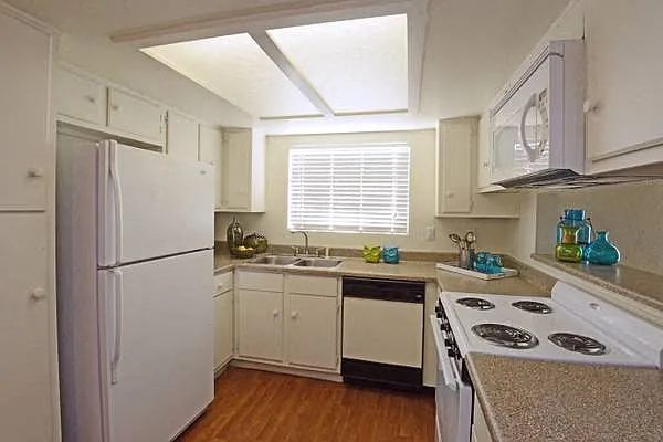 Cabana Club Apartments — Photo 28