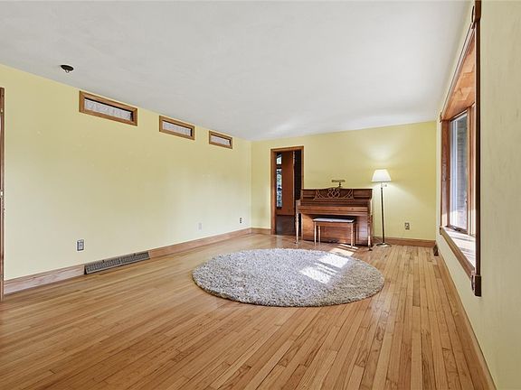 3rd image of 107 Jeanine Ct