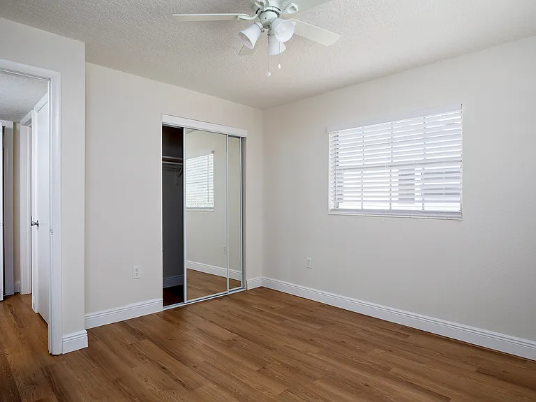 bedrooms with mirror closet doors