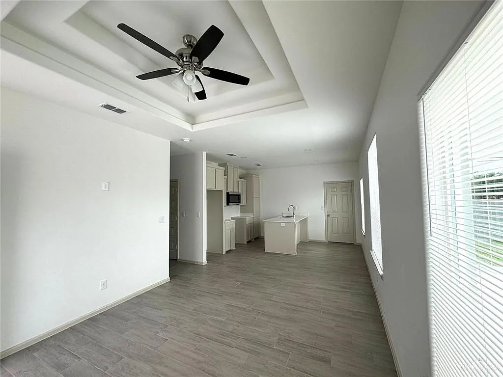 1 bed, 1.0 bath, 671 sqft, $985 — Photo 2
