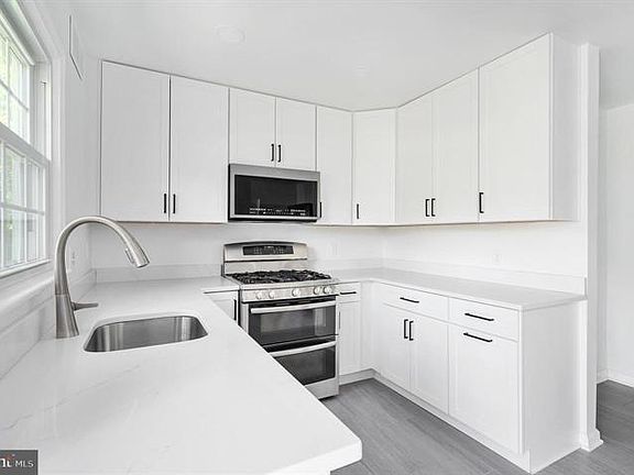 3rd image of 7402 Beverly Manor Dr