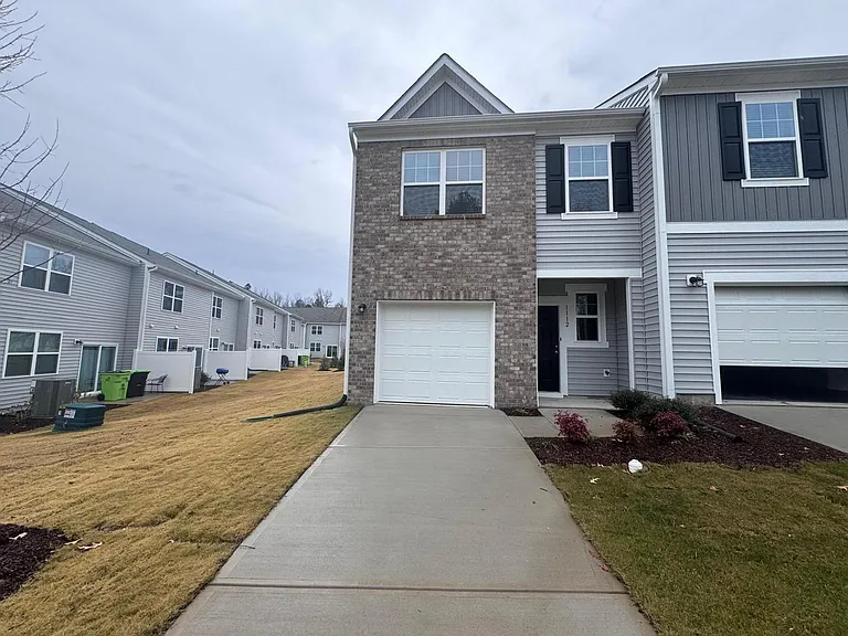 1112 Dakine Dr — Photo 2