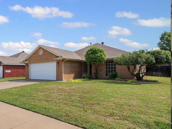 137 Blue Wood Dr, Saginaw, TX 76179