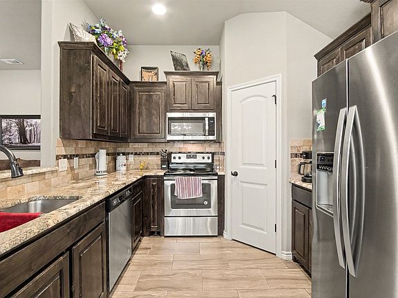 5th image of 3907 Del Rio Ct