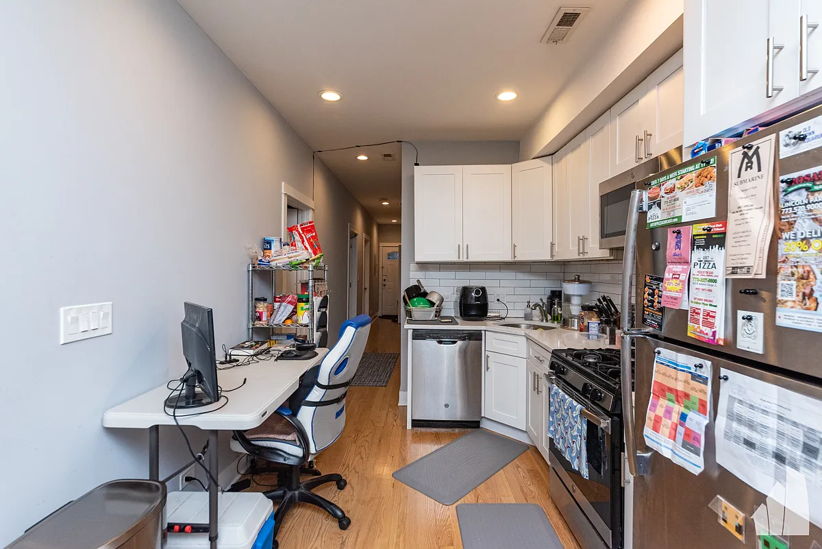 Building Photo - 2437 N Ashland Ave #1F