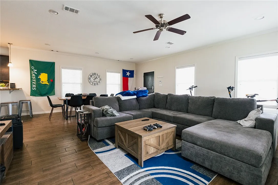 5 bed, 5.5 bath, 2818 sqft, $4,345 — Photo 4
