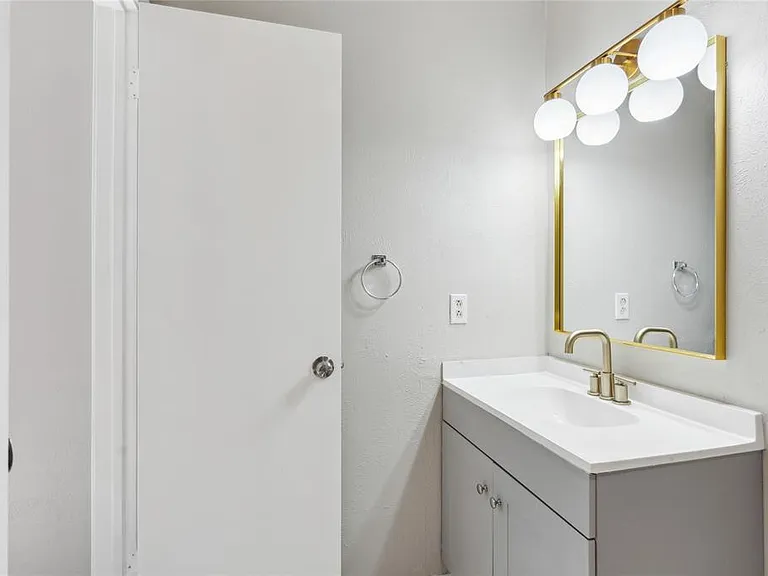 556 Hawthorne Dr — Photo 13