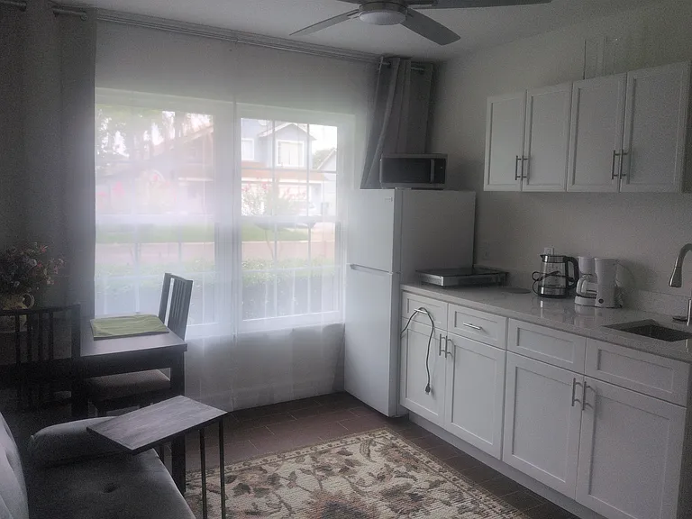 1426 Silverthorn Dr — Photo 3