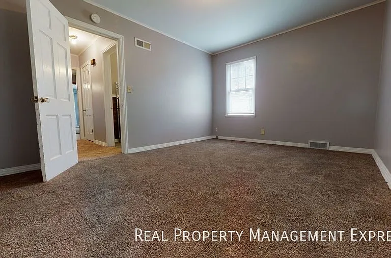 1301 W 13th St — Photo 2