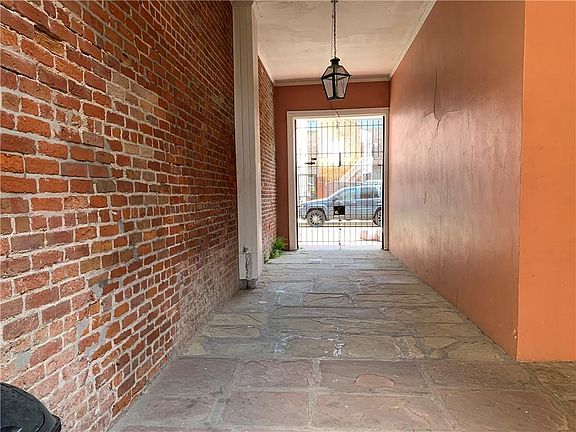 3rd image of 411 Burgundy St