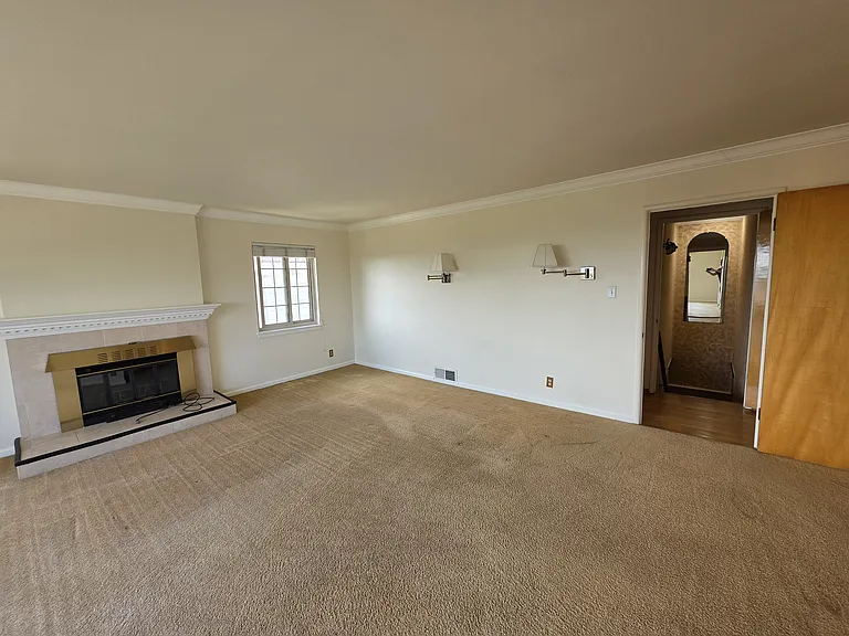 1744 Wesley Ave — Photo 3
