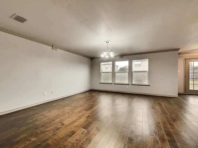 2424 Emerald Ln — Photo 4