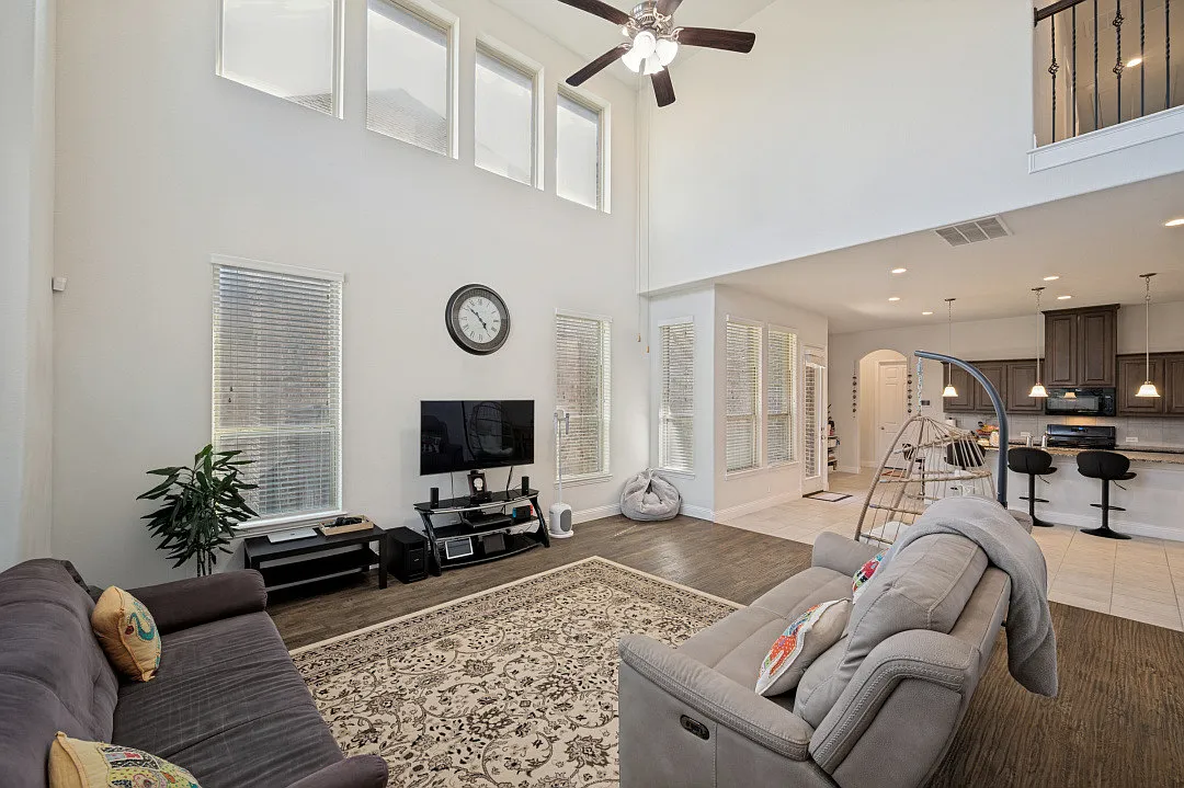 3 bed, 2.5 bath, 2033 sqft, $2,590 — Photo 3