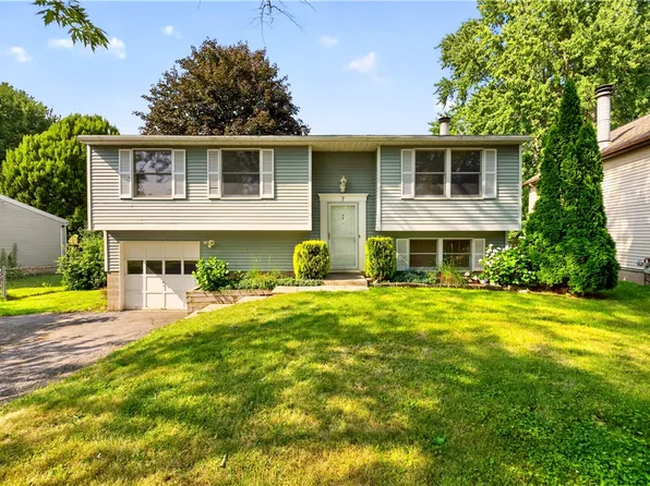 7 Brandywine Cir, Penfield, NY 14526