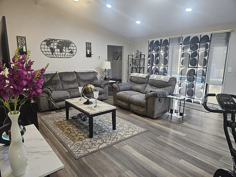 Lola Dr — Photo 8